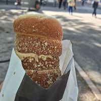 Kurtos de nozes com creme de amendoim at Sisters Kurtoš in Zagreb