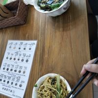 El mío es tamaño pequeño y el otro es tamaño mediano at Su Shan Mian - 素山面素食 - 文殊院店 in Chengdu