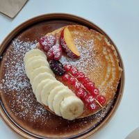 vegan pancakes, fresh fruit, maple syrup (9.5€) photo shows only half a portion, was split between 2 plates at Sundays - Maxfeld in Nuremberg