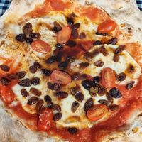 Goat cheese, raisins, honey and tomato pizza at Ristorante Nando Pizzeria in Manresa