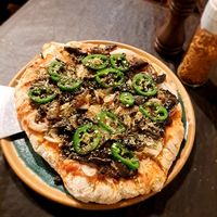 Jalapeño, cebolla, y hongos. #Veganuary at El Gaita Pizza Bar in El Calafate