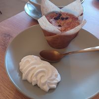 Muffin avec chantilly at Sucrément Gourmand in Muret