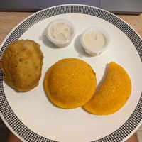 From left to right:

Papas rellenas (4.500 COP) - 4.5/5


Arepas de no huevo (4.500 COP) - 4.5/5


Empanada (3.500 COP) - 5/5


Included sauces - 5/5 at Caribe y Vegano in Medellin
