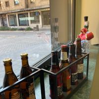 Counter with view to the plaza at La Drupa Café de Especialidad in Salamanca