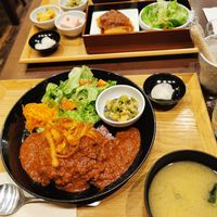 Top: Set meal with 3 plates, bottom: Shōjin ryouri Style curry at Komaki Shokudo in Tokyo