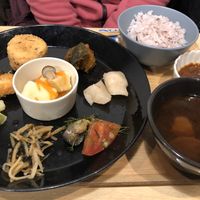The sampler set  at Komaki Shokudo in Tokyo