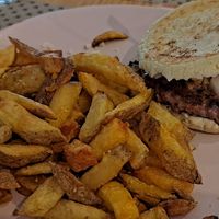 Vegan burger and chips with Beyond Meat at Tepuy Burger in Benidorm