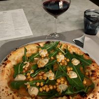 Vegan pizza Memento, with caramelised onion, a chickpea paste with roasted chickpeas and chicory. Very tasty and interesting, and AMAZING flexy dough at Pepe In Grani in Caserta