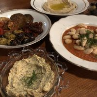 Kräutercreme, Hummus, Mixed Antipasti, Heiße Bohnen  at OYA Müllem in Cologne