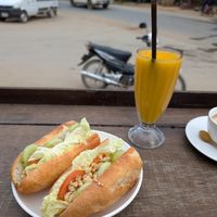 Baguette mit Zitronengras-Tofu at The Trio Bar in Nong Khiaw