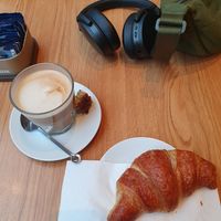 Vegan croissant and cappuccino at California Bakery - Via Vincenzo Monti in Milan
