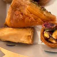 Drei vegane Süßigkeiten   at Taqsim Patisserie  in Cologne