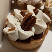 Éléa – Tarte pécan at Copains - Victor Hugo in Paris