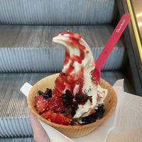 Veganer Frozen Quark in Veganer Waffel mit veganen Toppings (Erdbeeren, Krokant und Oreo) und Erdbeersoße  at Quarkerei in Hamburg