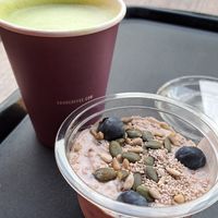 Very berry bircher & matcha latte at LIS - SOHO Coffee - T1 in Lisbon