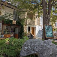 Vorhof mit noch weiteren Sitzgelegenheiten in der Umgebung at Rustine in Forcalquier