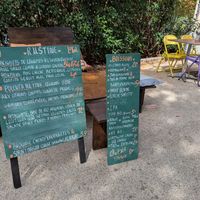 Komplette Speisekarte mit weiteren Sitzplätzen at Rustine in Forcalquier