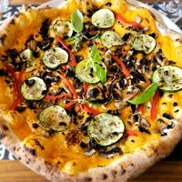 Vegan pizza at Clandestino by Salpoente in Aveiro