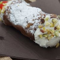 CANNOLO IL RE DELLA PASTICCERIA ECCELLENTE. FRIABILE COLMO DI RICOTTA GOCCE DI CIOCCOLATO E PISTACCHIO DI BRONTE (IL PIU BUONO DEL MONDO) at In Cottura - Home Vegan Restaurant in Palermo