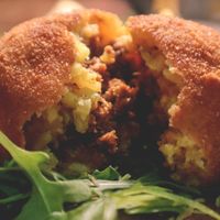 l'arancina più buona mai mangiata in vita mia, la differenza la fanno le mani sante della chef e le proteine di girasole biologiche che usano secondo me at In Cottura - Home Vegan Restaurant in Palermo