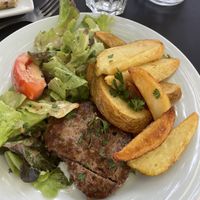 (Forme du steak bizarre car j’avais déjà commencé à manger lol)  at Le Square in Avignon