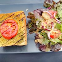 Croque vegano con verdure e contorno di insalata at Le Square in Avignon