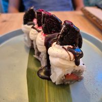 Postre Yume Nokuro Roll, impresionantemente bueno!!! 🍓🤤 at The Vegan Roll in Madrid