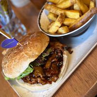 Pulled „Pork“ Burger with fries   at Bierliebe & Friends in Luzern