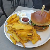Crispy No Chicken Burger mit Tempelfritten at Katzentempel - Trier  in Trier