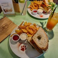 Ca(t)prese Sandwich mit Pommes und einem Panther Punch (Getränk). at Katzentempel - Trier  in Trier