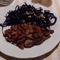 violet cabbage with beans and mushroom baked with red wine at Nutrilamente in Robella