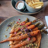 gegrilde bospeentjes met humus en granaatappelpitjes, friet, gestoomde groente bijgerecht en vegan mayonaise at De Stad in Venray