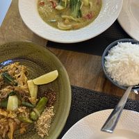Pad Thai vegetariano y Panang curry vegano con arroz  at Charm & Spice in Cadiz