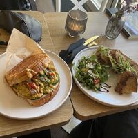 Eggdrop Sandwich (links) und Grilled Cheese Sandwich  at Vegan Backyard in Berlin