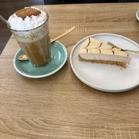 Bueno Cheesecake und Biscoff Latte  at Vegan Backyard in Berlin