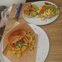 Vegan bagel mit Scrambled tofu und avocadocreme und Eggdrop sandwich mit veganem ei und bacon at Vegan Backyard in Berlin