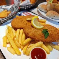 Knusperschnitzel mit Pommes at Diner 66 in Soltau