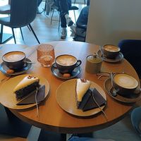 Verschiedene Kaffee-Spezialitäten und zwei Stücke Mohnkuchen. at Café 9 Yuli in Paderborn