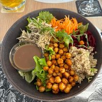 "Ginette" bowl with quinoa, grilled chickpeas flavoured with paprika, carrots, green salads, vegan homemade  vinaigrette at La Fabrik' à Sion in Sion