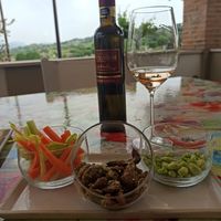 Degustazione di rosato co  crudite' di carote e sedano, fave fresche e olive. at Arnaldo Caprai in Montefalco