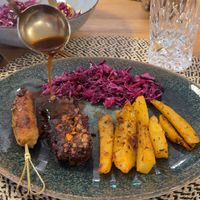 Braten mit Rotkohl und Kartoffelspalten  at Sabine's Manufaktur & Kochschule in Piesport