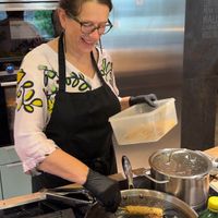 Sabine bei der Zubereitung  at Sabine's Manufaktur & Kochschule in Piesport