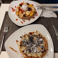 Waffel mit Obst und Vanilleeis und Vanillepudding mit Cookies at Creperie Lamara in Hannover