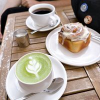 Oat milk matcha latte with vegan cinnamon roll  at 171kaffeeladen in Hannover