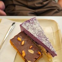 Snickers und Heidelbeercheesecake - Lecker!! at Gutmut in Linz