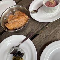 Veganes Rote Beete Hummus mit Brot und Oliven  at Aubergine in Bochum