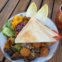 Falafel bowl with lots of vegetables and toast at I'm Irish in Rosenheim