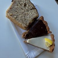Schoko-Karamell-Tarte, Zitronentarte und Haselnusskuchen mit Amaretto (alles vegan)   at Cafélino in Balingen