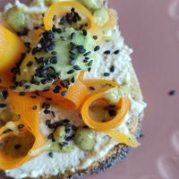 Bruschetta con ricotta di anacardi, guacamole e carote marinate at Hirondelle in Aosta