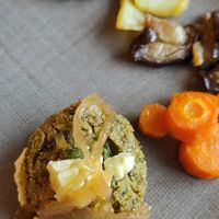 Polpette di legumi con maionese e cipolle caramellate at Hirondelle in Aosta